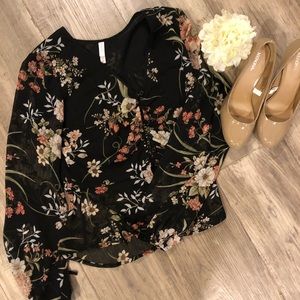 Floral v-neck top 🌻